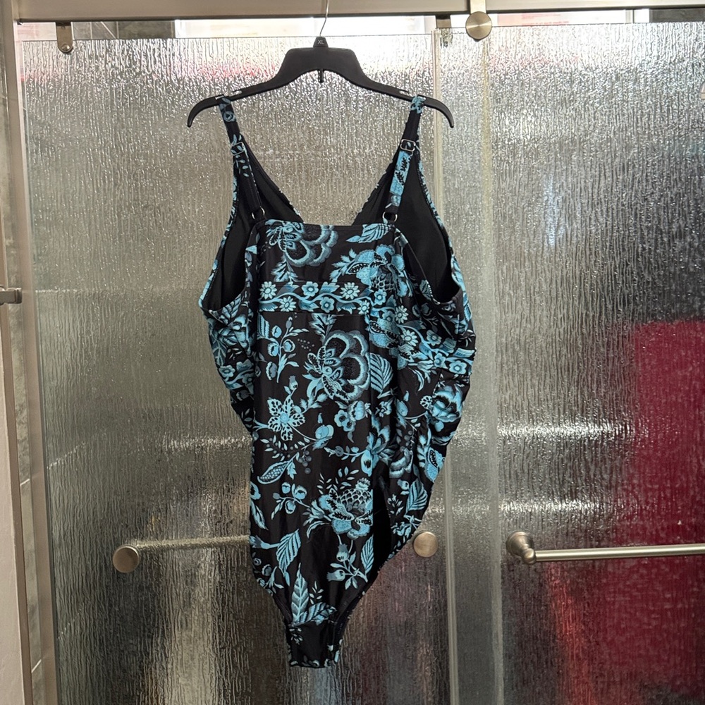 One piece swimsuit with skirt - Picture 4 of 5